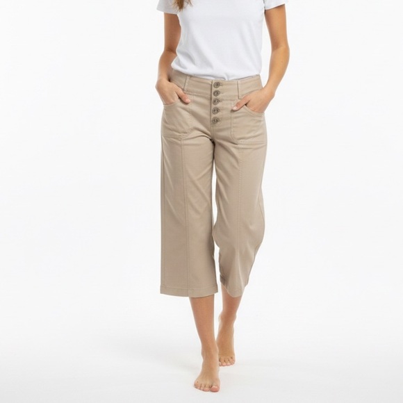 Larry Levine Pants - NEW Larry Levine Capris pants beige coastal travel beach resortwear coastal